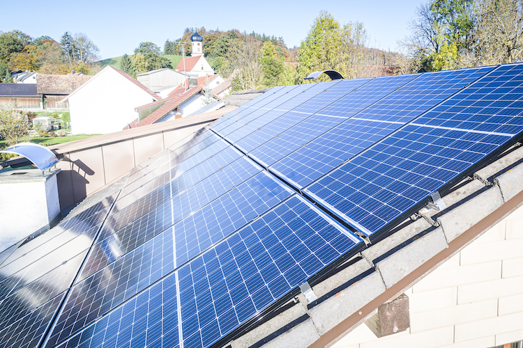 Installare il fotovoltaico in balcone: quali permessi servono (in  condominio e no)