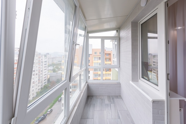 Chiudere terrazzo con vetrate: quando serve il permesso edilizio