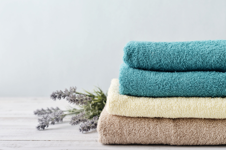 Come lavare gli asciugamani: i consigli dei dermatologi per
