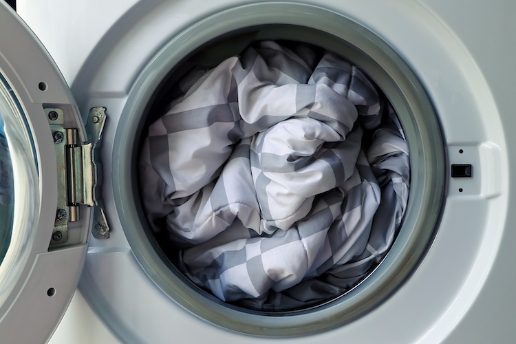 Lavare un piumone in lavatrice: che fare se non entra?