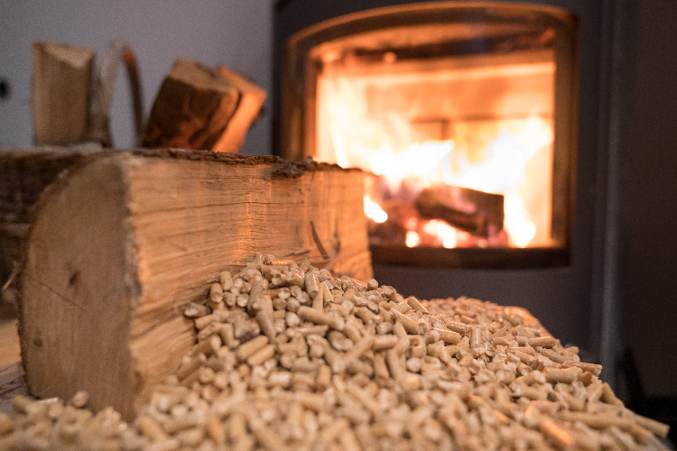 Il riscaldamento a pellet e biomasse conviene ancora? Quali sono i  contributi regionali