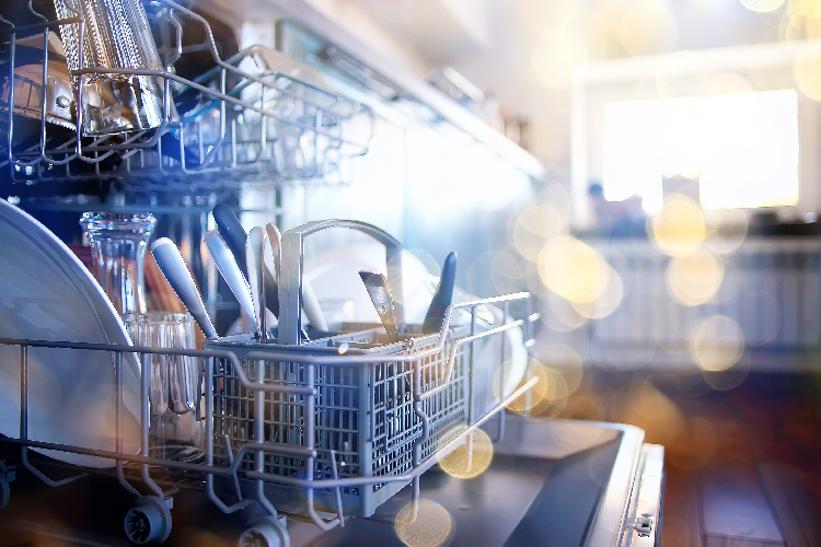 Lavare i piatti in modo ecologico? Piccoli trucchi per usare meno detersivo