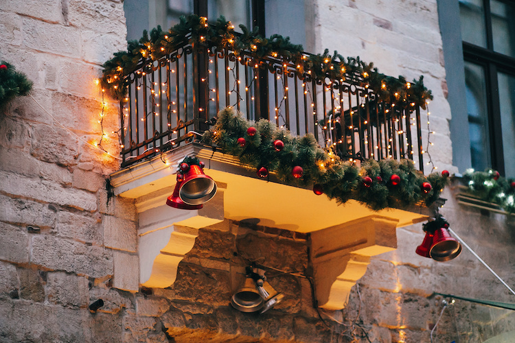 Idee originali per addobbare il balcone con le luci di Natale