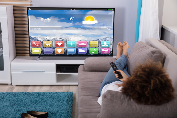 Cavo o wi-fi: qual è la scelta migliore per collegare la TV a internet?