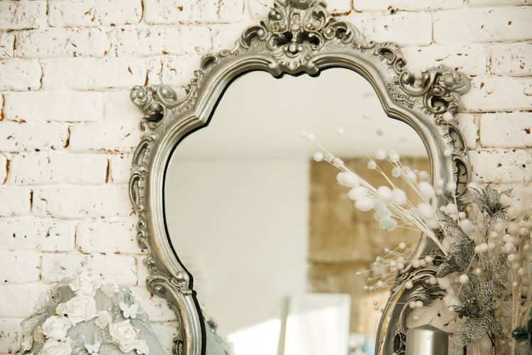 Specchio Antico in Bagno Moderno: come valorizzarlo - Antiquariato Costa