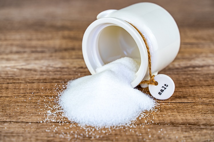 Perché versare il sale a tavola porta sfortuna?