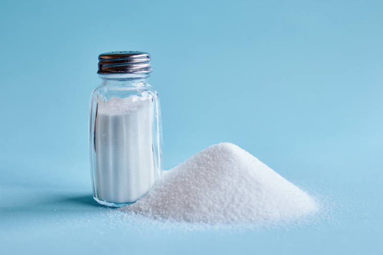 Perché versare il sale a tavola porta sfortuna?