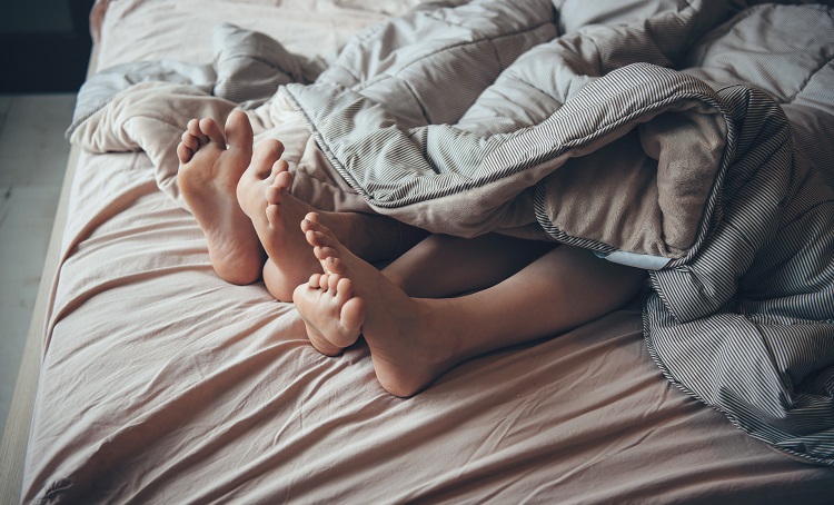 Come riscaldare i piedi freddi a letto - Immobiliare.it News