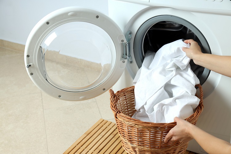Sportello della lavatrice aperto o chiuso dopo il lavaggio?