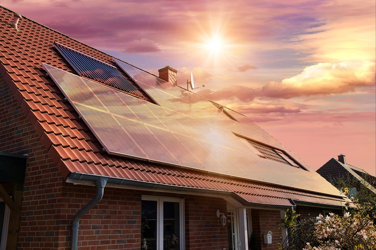 Cosa sono i pannelli solari rossi e quando conviene installarli? -  Immobiliare.it News