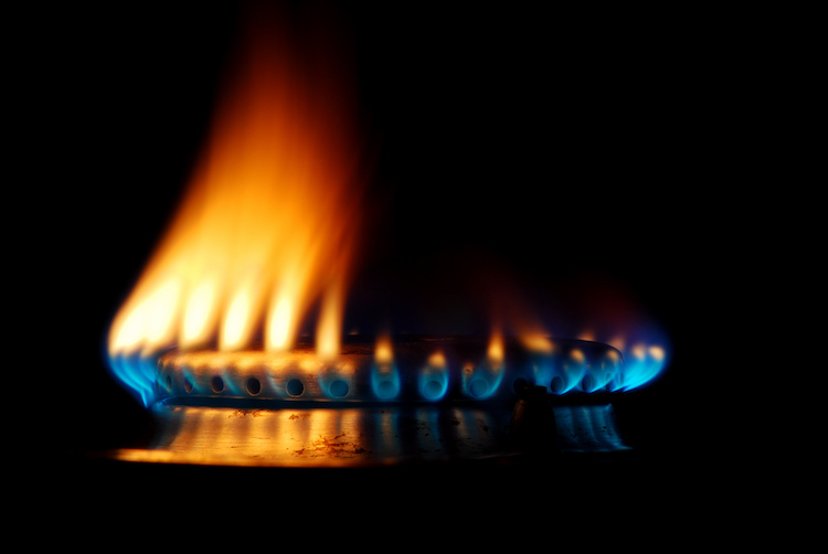 Perché la fiamma del fornello a gas è blu (e a volte rossa)?