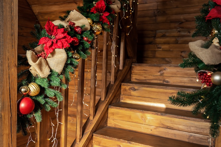 5 idee per addobbare le scale di casa per Natale