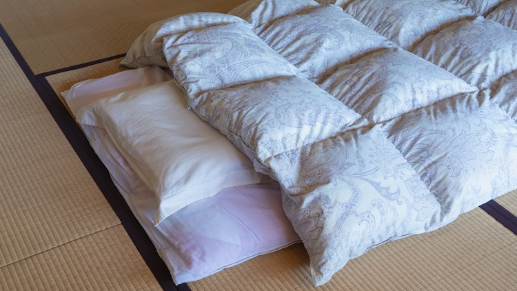 Perché i giapponesi dormono per terra? Curiosità sul futon