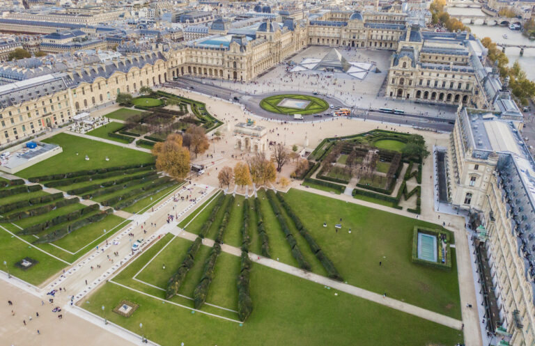 Vista aerea del Museo del Louvre a Parigi