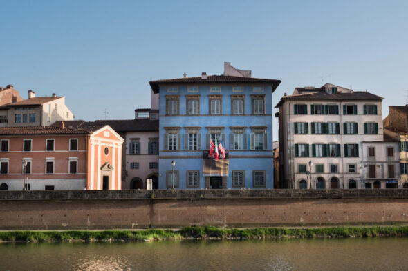 Palazzo Blu a Pisa, storia e curiosità di un edificio che non passa inosservato