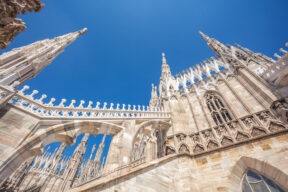 Cosa ci fa una statua di Mussolini sul Duomo di Milano?